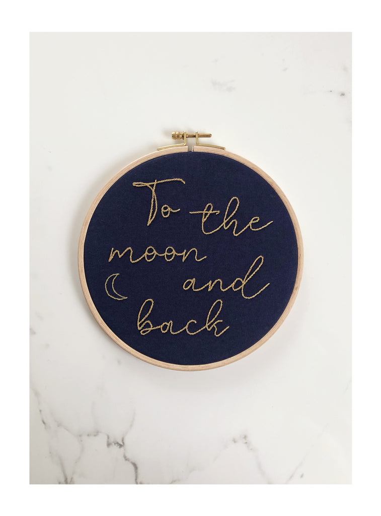 TAMBOUR BRODÉ - TO THE MOON AND BACK - 20 CM